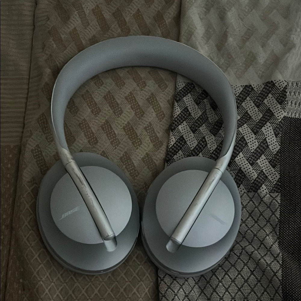 Bose 700, Sleek Gray Wireless Headphones